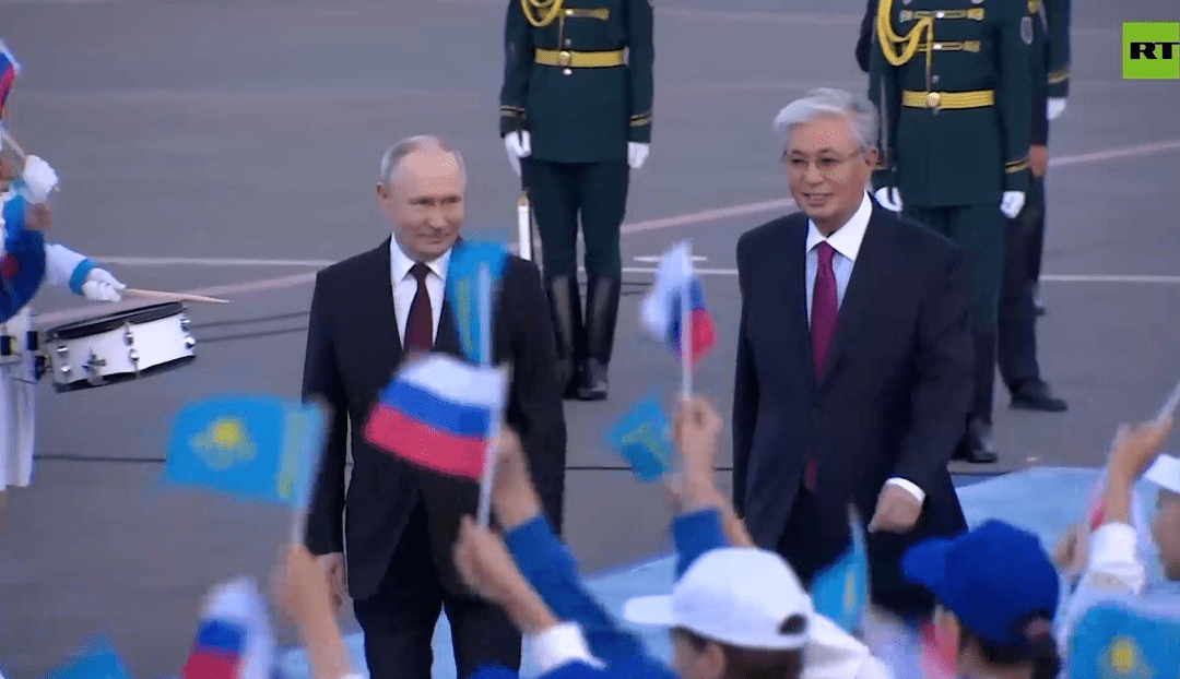 Guardia de honor y helicópteros: así fue la cálida bienvenida a Putin en Kazajistán (VIDEOS)