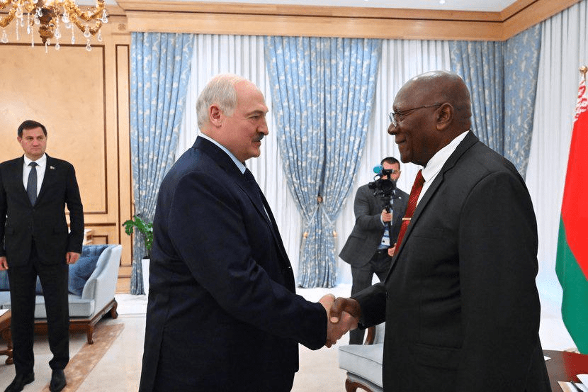 Valdés Mesa y Aleksandr Lukashenko sostienen amistoso encuentro en Kasajistán
