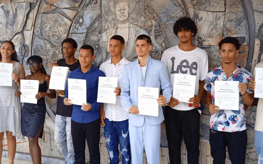 Reciben títulos de graduados profesores de Educación Física de la Isla de la Juventud.