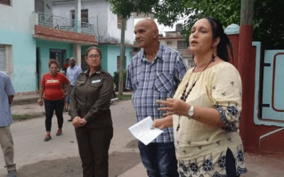 Intercambian autoridades gubernamentales con pobladores pineros