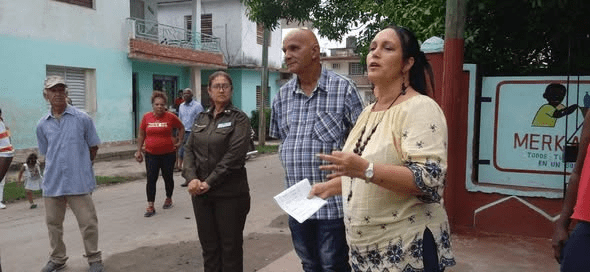 Intercambian autoridades gubernamentales con pobladores pineros