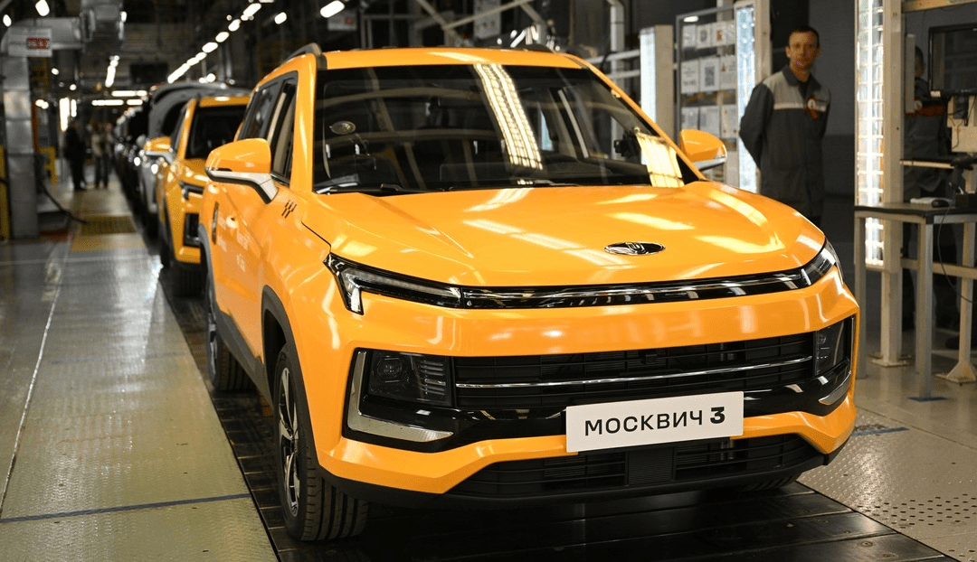 Rusia entrega decenas de automóviles Moskvich para la flota de taxis en La Habana
