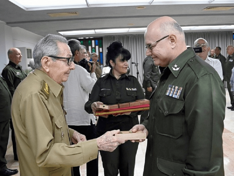 Presiden Raúl y Díaz-Canel actos de ascensos y condecoraciones a oficiales del Minint