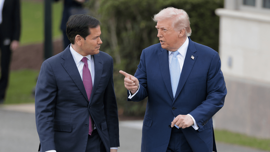 El presidente de EE.UU., Donald Trump, conversa con el secretario de Estado estadounidense, Marco Rubio (izquierda), al salir de la Casa Blanca el 20 de marzo de 2026 en Washington, D. C. Heather Diehl / Gettyimages.ru El presidente de EE.UU., Donald Trump, conversa con el secretario de Estado estadounidense, Marco Rubio (izquierda), al salir de la Casa Blanca el 20 de marzo de 2026 en Washington, D. C. Heather Diehl / Gettyimages.ru