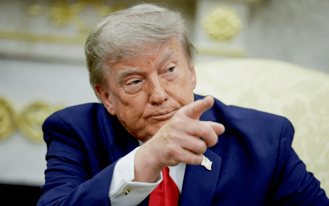 Trump advierte que EEUU golpeará «con mucha fuerza» cualquier instalación nuclear iraní