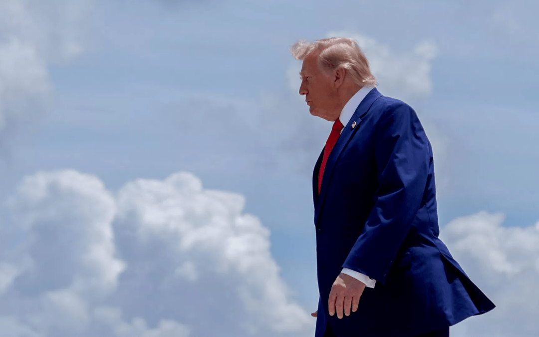 Trump cambia de avión en la cumbre de la OTAN por amenaza de atentado, informan medios