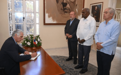 Presidente cubano firma libro de condolencias por terremotos en Venezuela