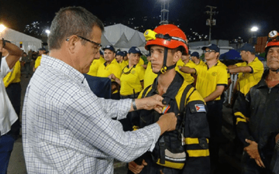 Gobierno de Venezuela condecora a brigada de rescatistas cubanos