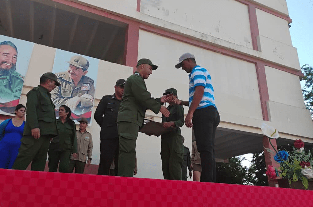 Realizan acto de ascenso y condecoraciones.