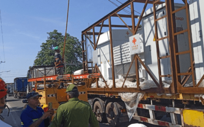 Arriba equipamiento para continuar parque solar Universidad Dos