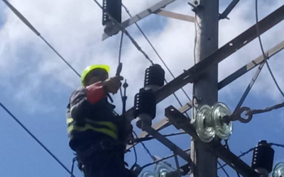 Los innovadores laboran para mantener el servicio eléctrico
